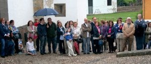 Algunos asistentes al acto de homenaje al historiadorLuis Alfonso de Carvallo. ::
AZCÁRATE/