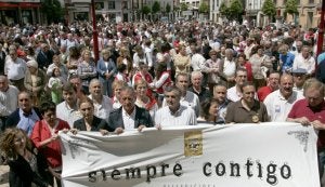 Representantes de colectivos ciudadanos sostienen la pancarta delante de los cientos de maliayos que acudieron a la protesta. :: PALOMA UCHA/