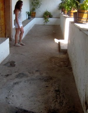 Marca que dejó la hoguera en el suelo del pórtico de la iglesia. :: T. B./