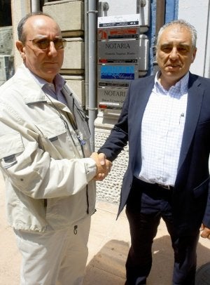 José María Tejero y José Luis Rodríguez a la salida de la Notaría de la calle Rui Pérez. ::
MARIETA/