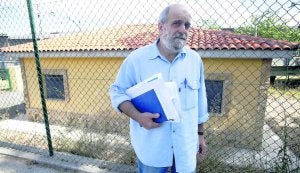 Enrique Bueno, ayer, en Trasona, una de las localidades que vierten sus fecales a la ría. ::
ANDRÉS CASTILLO/