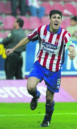 Juan Díaz, en su etapa como capitán del Sporting, celebra un gol en El Molinón. :: LVA/