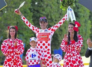 El asturiano levanta su trofeo en una imagen para la historia. :: EFE/