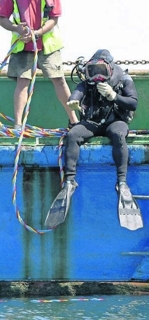 Uno de los buzos se dispone a saltar al agua. ::
MARIETA/