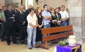 La viuda de Emilio Llamedo, arropada por su familia y Francisco Álvarez-Cascos, en un momento del emotivo funeral. :: NEL ACEBAL/