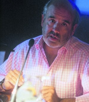 Alfonso Jiménez durante su charla de ayer en La Granda. :: SERGIO LÓPEZ/