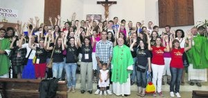 Mate Bilic y Fernando Fueyo posan en el altar de San Nicolás junto a los jóvenes croatas que pasan estos días en Asturias. ::
JOAQUÍN BILBAO/