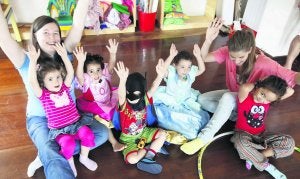Varios asistentes al campamento del colegio Andolina, ayer, con dos de sus «acompañantes», Rosalía Hall y Gloria Suárez. :: JORGE PETEIRO/