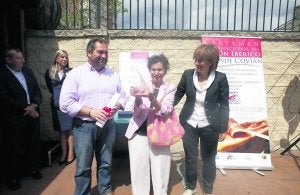 Los alcaldes de Colunga y Avilés junto a Gloria Grande Mingo, que levanta el galardón. ::
ANDRÉS CASTILLO/
