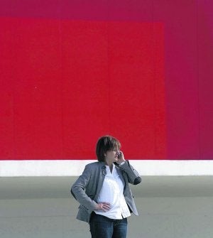 Pilar Varela, en la plaza del Niemeyer. ::
SERGIO LÓPEZ/