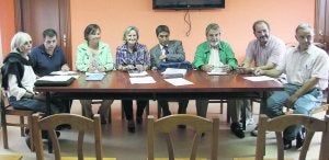 Representantes de los colectivos, durante la reunión celebrada ayer en Leorio. ::
JOAQUÍN BILBAO/