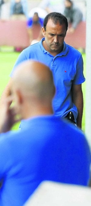Bango, en el partido ante el Navarro, con Duque de espaldas a la altura de los banquillos. :: MARIETA/