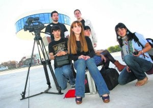 El equipo del largometraje 'Subir al cielo', posa en la plaza del Niemeyer, frente a la torre. ::
SERGIO LÓPEZ/