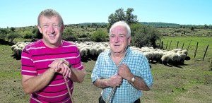 Nicolás y Ricardo, las dos generaciones de los Remiro, sujetan sendos recuerdos de los primeros triunfos de la familia en el concurso de quesos de Ordizia. ::
JOSÉ IGNACIO UNANUE/