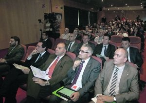 Couto, segundo por la izquierda, atiende a las explicaciones, junto a otros asistentes a la jornada. :: SEVILLA/