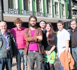 Representantes de SOS Cultura y de otras formaciones, ayer, ante el Filarmónica. ::
JESÚS DÍAZ/