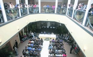 Los estudiantes de la Escuela de Hostelería y Turismo atienden a la inauguración oficial del curso. ::
LUIS SEVILLA/