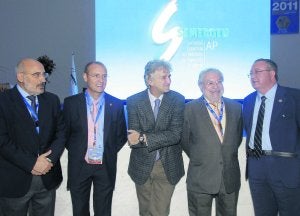 Juan Luis Arsuaga, en el centro, junto a responsables de Semergen, ayer, en el Palacio de Calatrava. ::
M. ROJAS/