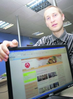 Víctor Duris en la redacción de este diario con su portal 'Spanishmenu' en pantalla. ::
SERGIO LÓPEZ/