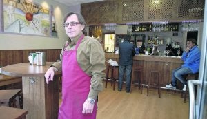 El arquitecto Sergio Barragán, acodado en una mesa de la vinatería que acaba de abrir en el barrio de Moreda. :: JOSÉ SIMAL/