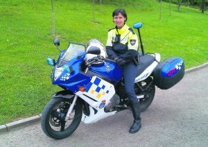 María Antonia Is posa con la moto de la sección de Tráfico con la que patrulla las calles de Oviedo. ::
M. A. I. P./