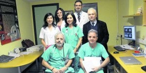 Miembros de la unidad de imagen y del servicio de Cardiología del HUCA. De pie, y a la derecha, José Luis Rodríguez Lambert junto al italiano Emilio Pasanisi. ::
JESÚS DÍAZ/