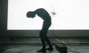 Marco Donnarumma, conectado a los cables, durante su performance de ayer en Gijón. ::
LUIS SEVILLA/