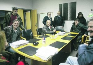 Miembros del Clúster Turismo Asturias, ayer, con la alcaldesa de Castrillón, Ángela Vallina. ::
SERGIO LÓPEZ/