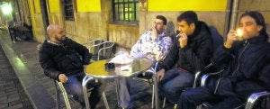 Un grupo de jóvenes fumando en la terraza de un local hostelero de Sabugo. :: ANDRÉS CASTILLO/