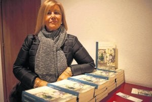 María Luisa Prada, con ejemplares de su libro. ::
ANDRÉS CASTILLO/