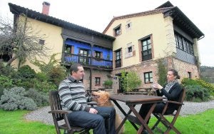 Jaime Rodríguez y su mujer conversan a los pies del establecimiento rural galardonado. ::
NEL ACEBAL/