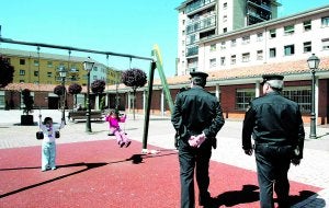 Dos agentes de la Policía Nacional destinados a la vigilancia de las inmediaciones de centros educativos. :: E. C./