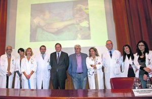 El equipo de Cirugía Plástica y el resto de profesionales que participaron en la histórica intervención. El cuarto por la izquierda es el cirujano que practicó el trasplante, Daniel Camporro. A su lado, el consejero de Sanidad :: MARIO FOJAS/