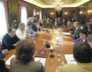 La firma del convenio colectivo del Ayuntamiento, con José Manuel Díaz el primero por la izquierda. :: MARIETA/