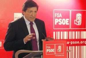 Javier Fernández, con las siglas de la Federación Socialista Asturiana a su espalda. :: MARIO ROJAS/