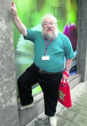 George R. R. Martin delante del Hotel don Manuel durante la Semana Negra de 2008. :: PIÑA/