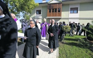 Jesús Sanz, durante la procesión, precedido por las religiosas de la Madre de los Desamparados. :: J. PETEIRO/