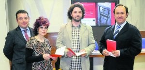 El concejal de Cultura con el director del grupo la musicóloga María Sanhuesa y el asesor municipal Cosme Marina. :: JESÚS DÍAZ/