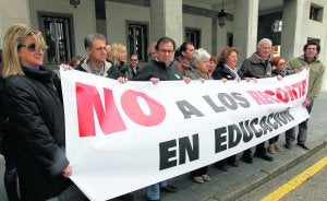 Los miembros de la Junta de Personal Docente no universitario se manifestaron ayer ante la sede de la consejería. :: MARIO ROJAS/