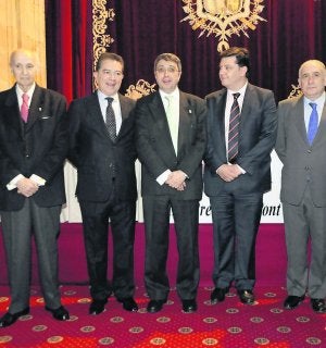 De izquierda a derecha, el científico Santiago Grisolía y presidente del jurado; el presidente de DuPont, Enrique Macían; el premiado, Alfredo Martínez; el consejero de Economía, José Manuel Rivero, y el rector de la Universidad, Vicente Gotor. ::
JESÚS. DÍAZ/