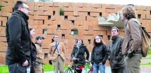 Miembros de Sos Cultura, Asturias ConBici, Colectivo Divagares y vecinos de la Ería se reunieron frente al vacío edificio del Talud . ::
J. DÍAZ/
