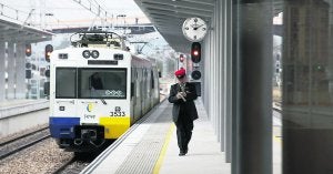 Un tren de Feve llega a la estación provisional de Gijón a media mañana. :: PALOMA UCHA/