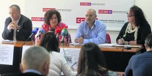 Daniel Rodríguez, Beatriz Quirós, Enrique Fernández y Elena González durante la presentación de la jornada de lucha por la enseñanza pública . :: MARIO ROJAS/
