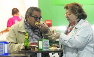 Una pareja prueba varios de los pinchos del certamen. :: CITOULA/