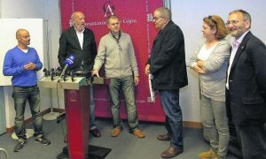Jorge Espina y Justo Vilabrille, con Luis Pascual y varios representantes del Ateneo Obrero. ::
J. BILBAO/