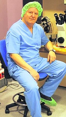 Jaime Gosálvez, en Centro de Fecundación in vitro de Asturias. :: ROJAS/