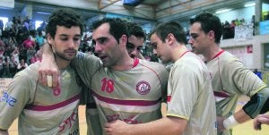 Los hermanos Paraja, al final del partido, se abrazan con Marcos González, en el centro, y con Manu Plaza y Juanjo Ruesga. :: GECA SPORT/