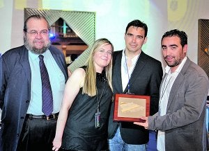 Agachados, al lado de la réplica del 'mangalica', Luis (llagar Herminio), Emilio Cuesta (La Más Barata), Jorge Rey, Fidel y Jorge Suárez (Montenevado) y a su alrededor el resto de miembros de la peña gastronómica Los Tupamaros que se reunieron para comer en Gijón./