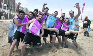 El equipo cántabro de Los Piojos celebra su triunfo. :: PALOMA UCHA/