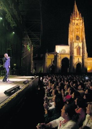 Sergio Dalma, durante su actuación en las fiestas de San Mateo en 2008. :: MARIO ROJAS/